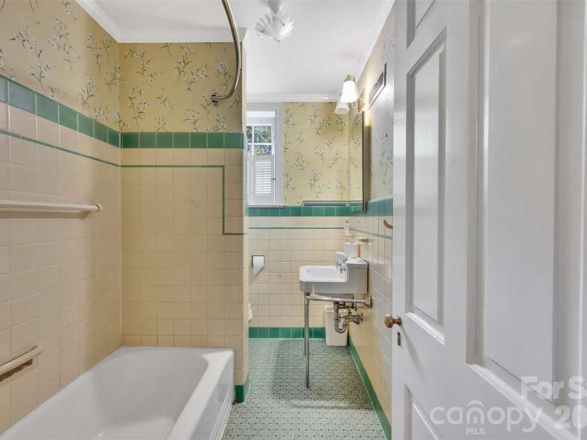 333 Chestnut Street, Troy, NC 27371.  MLS# CAR4397678, YatesRealty ID 35719. 2nd floor bathroom #2
