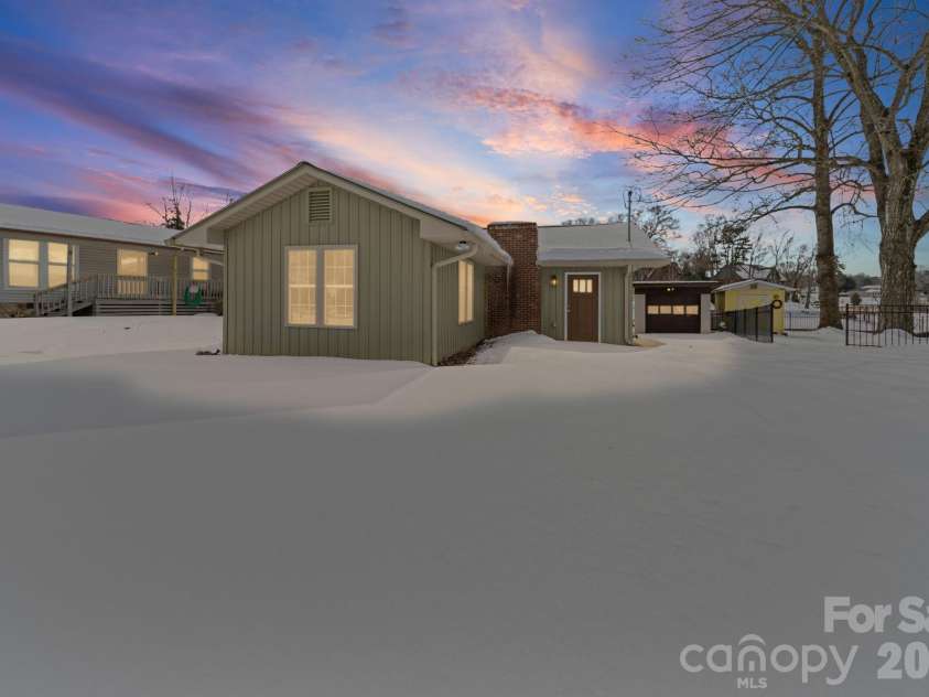 243 Shore Lane, Lexington, NC 27292.  MLS# CAR4343501, YatesRealty ID 3572. 