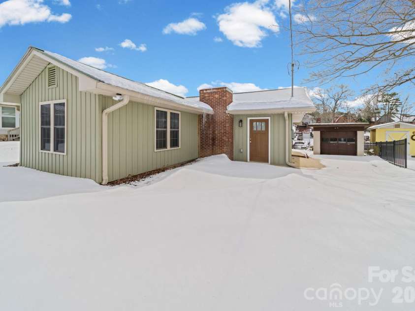 243 Shore Lane, Lexington, NC 27292.  MLS# CAR4343501, YatesRealty ID 3572. 