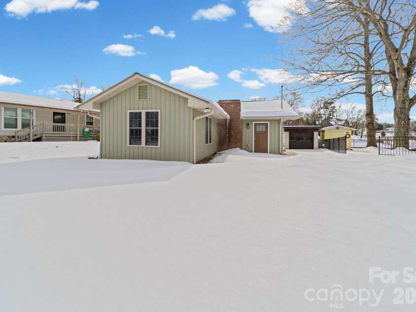 243 Shore Lane, Lexington, NC 27292.  MLS# CAR4343501, YatesRealty ID 3572. 