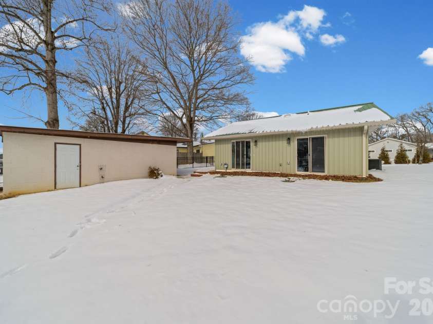 243 Shore Lane, Lexington, NC 27292.  MLS# CAR4343501, YatesRealty ID 3572. 