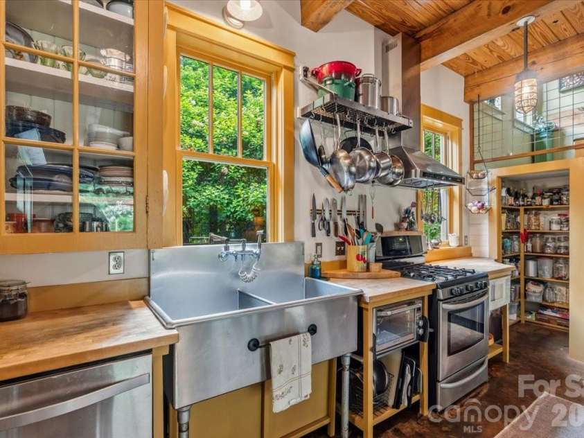 128 Barnet Mountain Drive, Marshall, NC 28753.  MLS# CAR4390222, YatesRealty ID 35721. 