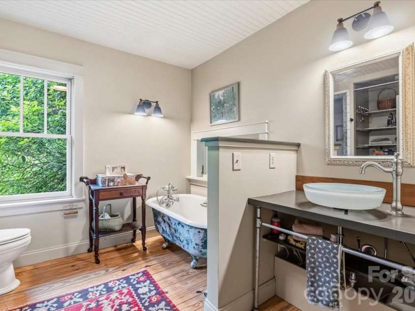 128 Barnet Mountain Drive, Marshall, NC 28753.  MLS# CAR4390222, YatesRealty ID 35721. Upper level full bathroom off the primary bedroom