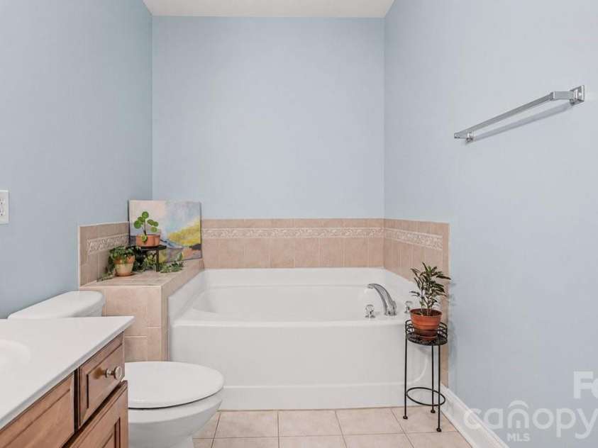 9069 Rosalyn Glen Road, Cornelius, NC 28031.  MLS# CAR4395009, YatesRealty ID 35726. Garden Tub