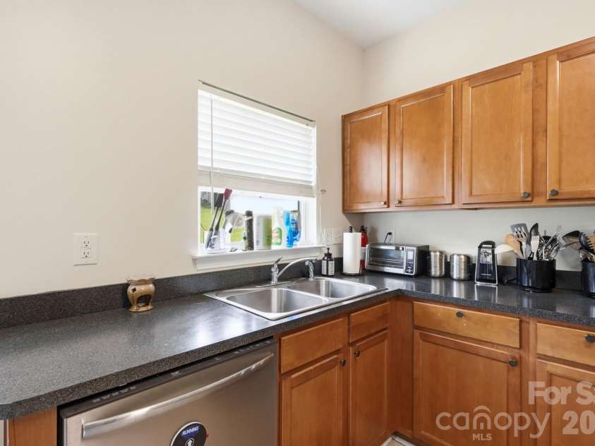 8619 Earthenware Drive, Charlotte, NC 28269.  MLS# CAR4380689, YatesRealty ID 35727. 