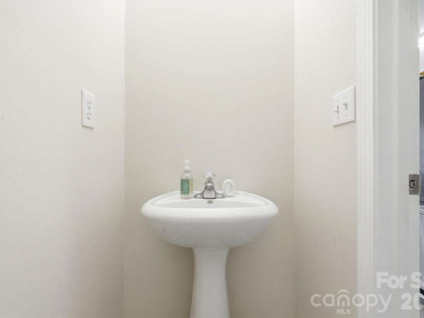 8619 Earthenware Drive, Charlotte, NC 28269.  MLS# CAR4380689, YatesRealty ID 35727. 