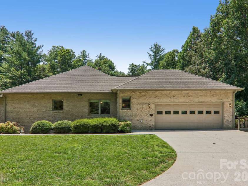 208 Arbor Lane, Hendersonville, NC 28791.  MLS# CAR4397976, YatesRealty ID 35729. 
