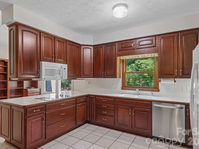 208 Arbor Lane, Hendersonville, NC 28791.  MLS# CAR4397976, YatesRealty ID 35729. 