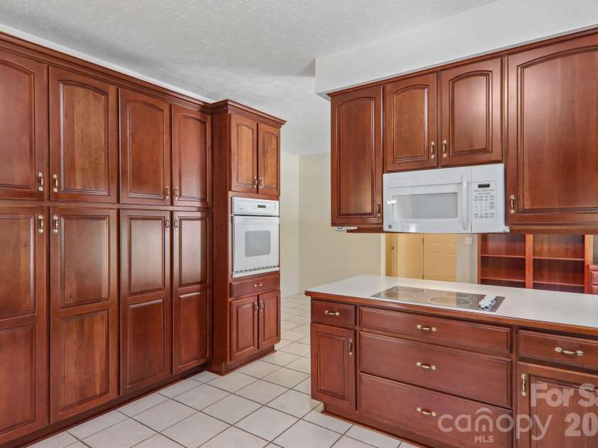 208 Arbor Lane, Hendersonville, NC 28791.  MLS# CAR4397976, YatesRealty ID 35729. 