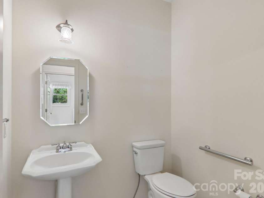 208 Arbor Lane, Hendersonville, NC 28791.  MLS# CAR4397976, YatesRealty ID 35729. 
