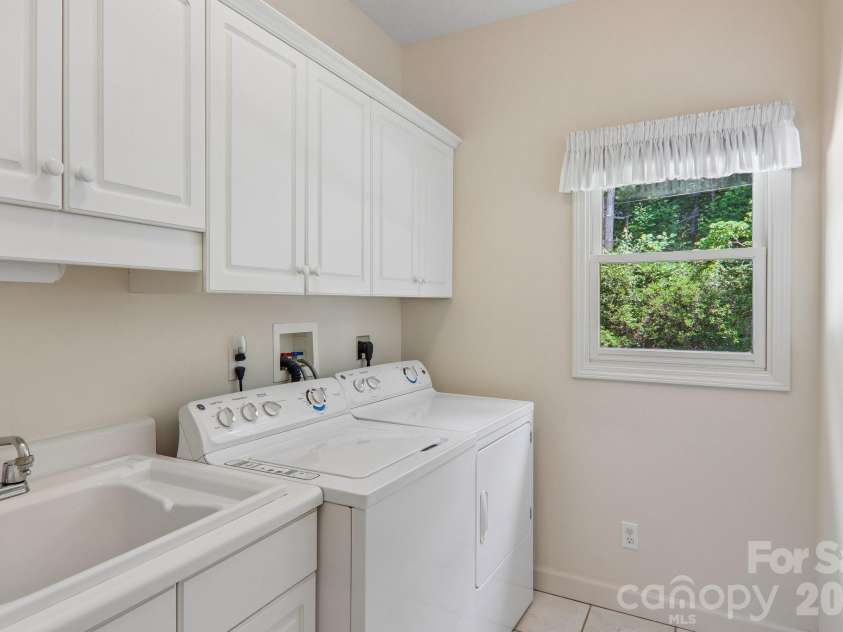 208 Arbor Lane, Hendersonville, NC 28791.  MLS# CAR4397976, YatesRealty ID 35729. 