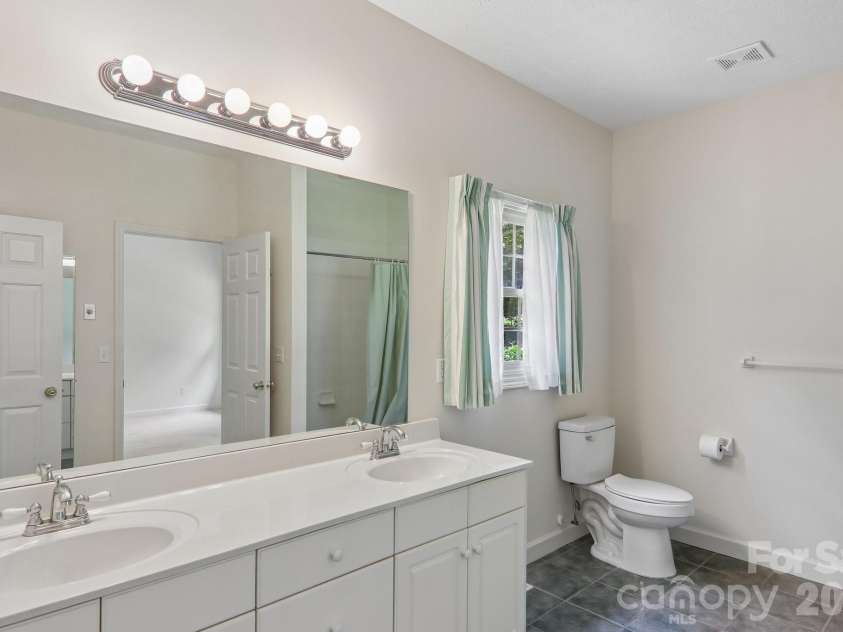 208 Arbor Lane, Hendersonville, NC 28791.  MLS# CAR4397976, YatesRealty ID 35729. 