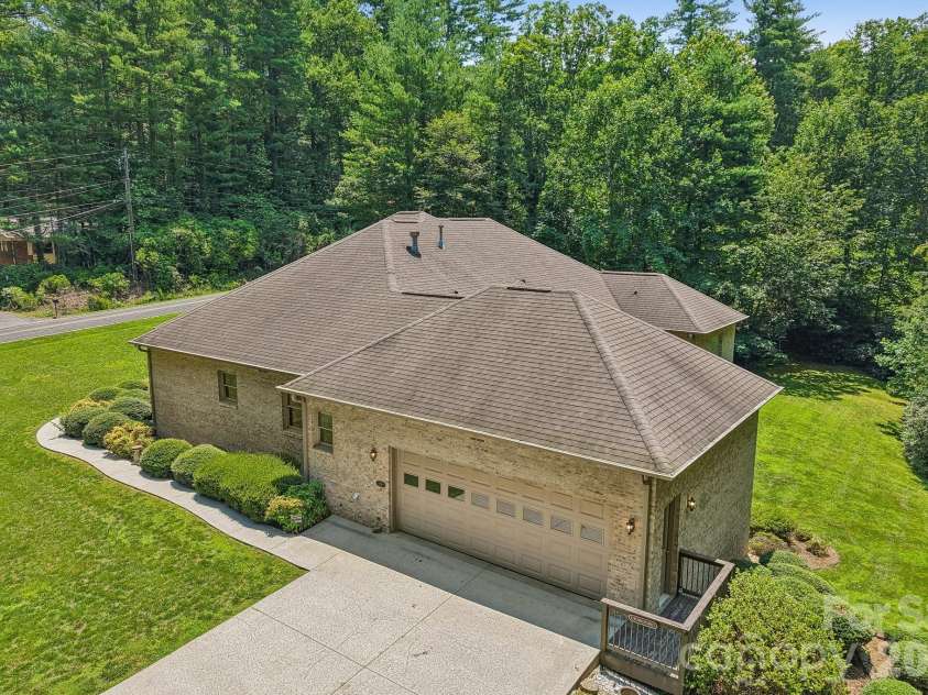 208 Arbor Lane, Hendersonville, NC 28791.  MLS# CAR4397976, YatesRealty ID 35729. 