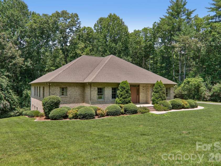 208 Arbor Lane, Hendersonville, NC 28791.  MLS# CAR4397976, YatesRealty ID 35729. 