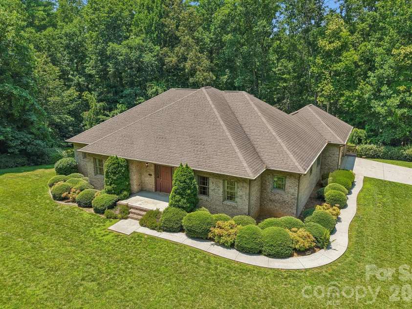 208 Arbor Lane, Hendersonville, NC 28791.  MLS# CAR4397976, YatesRealty ID 35729. 