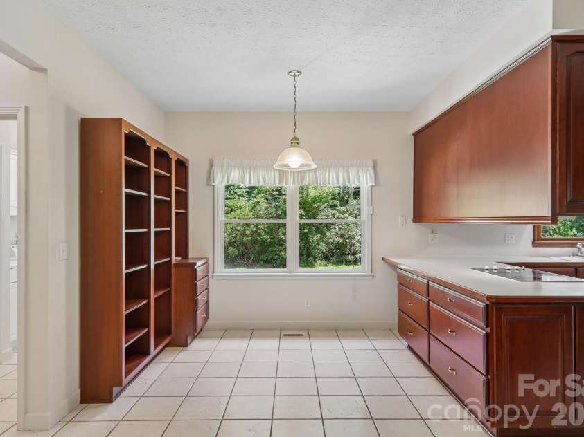 208 Arbor Lane, Hendersonville, NC 28791.  MLS# CAR4397976, YatesRealty ID 35729. Dining Area