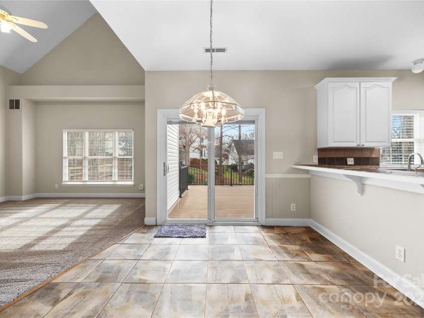 112 Fransher Lane, Mooresville, NC 28117.  MLS# CAR4331248, YatesRealty ID 3573. 2 story great room opens to breakfast area and kitchen. Seller offering $12k flooring credit for tile in kitchen/entry!