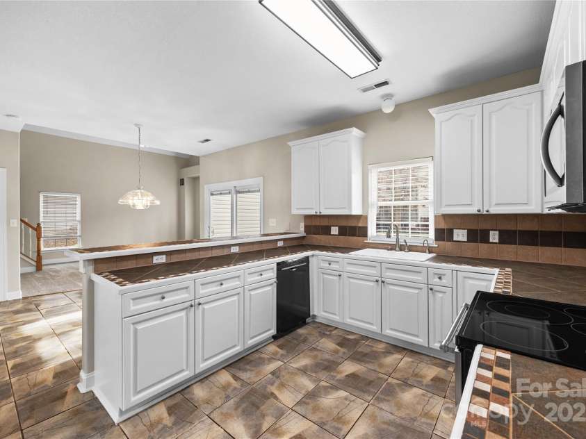 112 Fransher Lane, Mooresville, NC 28117.  MLS# CAR4331248, YatesRealty ID 3573. Kitchen opens to the breakfast area and 2 story great room.