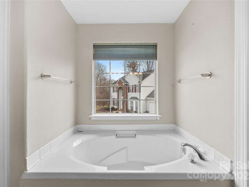 112 Fransher Lane, Mooresville, NC 28117.  MLS# CAR4331248, YatesRealty ID 3573. Primary bath garden tub