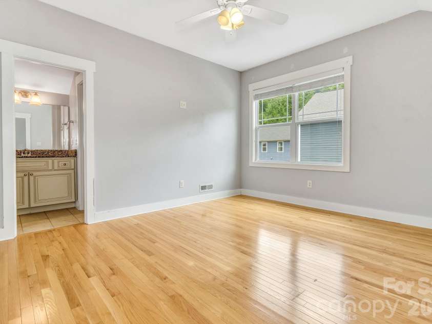 18 Byrdcliffe Lane, Asheville, NC 28805.  MLS# CAR4398976, YatesRealty ID 35744. 3rd bedroom