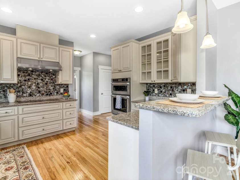 18 Byrdcliffe Lane, Asheville, NC 28805.  MLS# CAR4398976, YatesRealty ID 35744. 