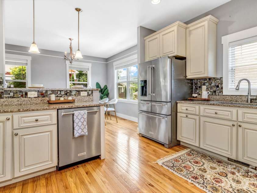 18 Byrdcliffe Lane, Asheville, NC 28805.  MLS# CAR4398976, YatesRealty ID 35744. 