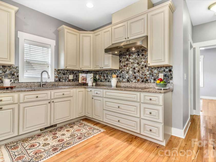 18 Byrdcliffe Lane, Asheville, NC 28805.  MLS# CAR4398976, YatesRealty ID 35744. 