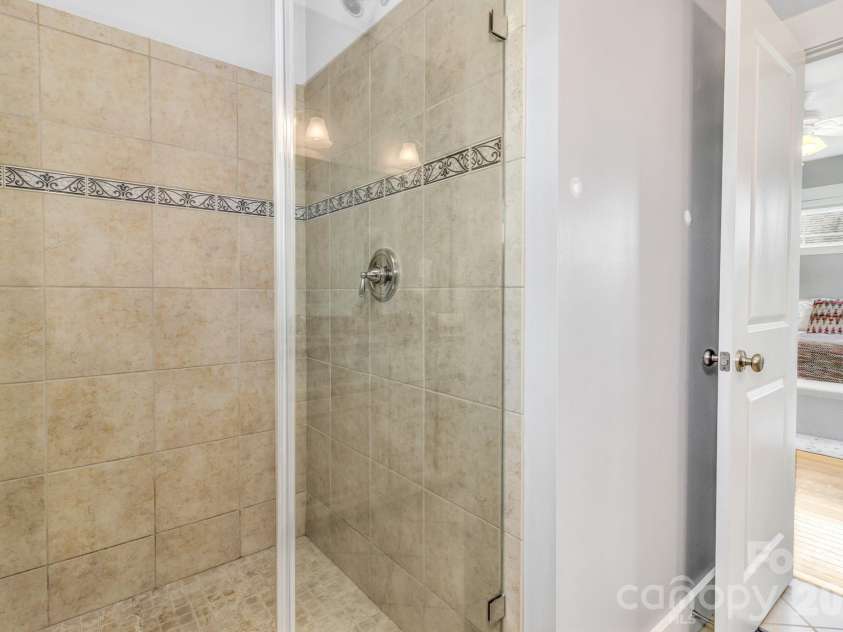 18 Byrdcliffe Lane, Asheville, NC 28805.  MLS# CAR4398976, YatesRealty ID 35744. 