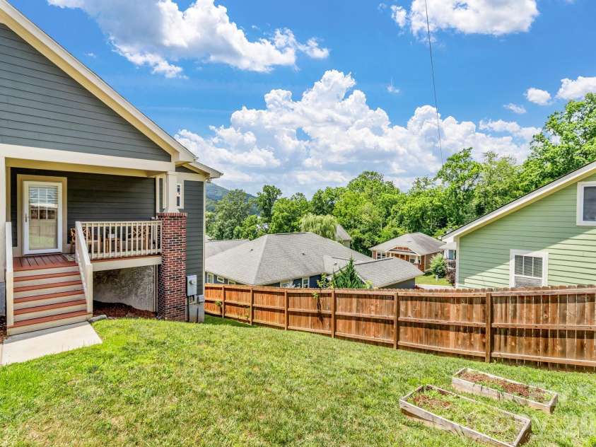 18 Byrdcliffe Lane, Asheville, NC 28805.  MLS# CAR4398976, YatesRealty ID 35744. 