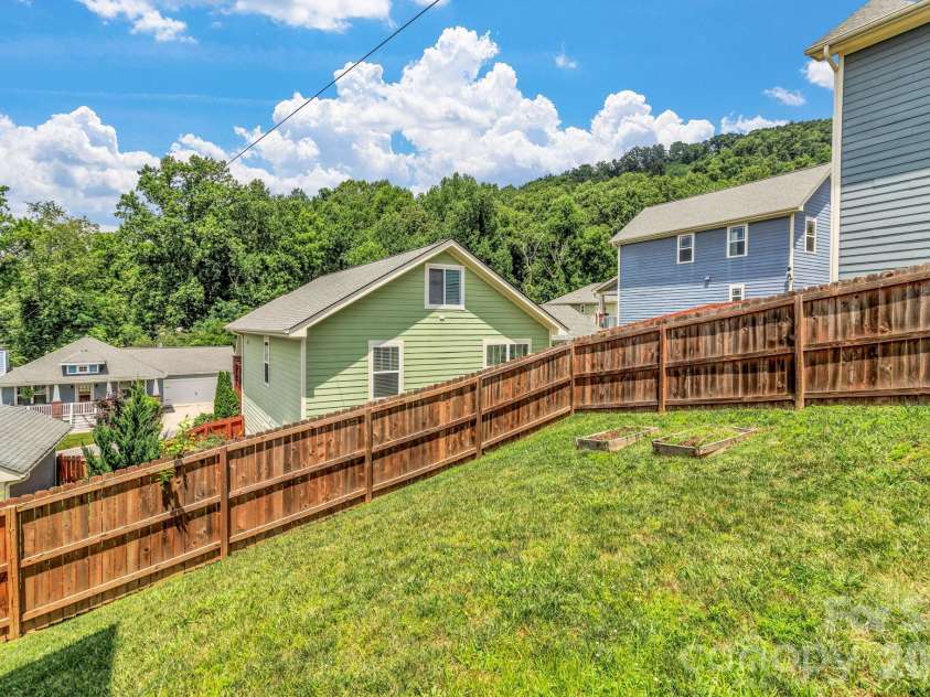 18 Byrdcliffe Lane, Asheville, NC 28805.  MLS# CAR4398976, YatesRealty ID 35744. 