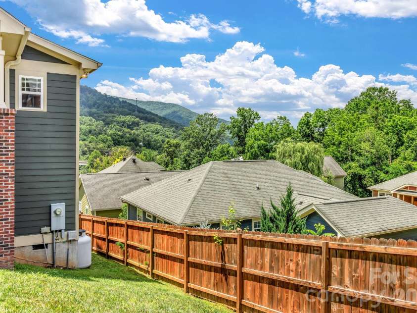 18 Byrdcliffe Lane, Asheville, NC 28805.  MLS# CAR4398976, YatesRealty ID 35744. 