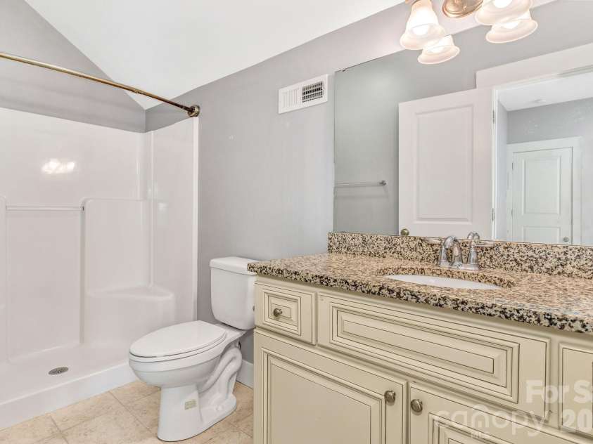 18 Byrdcliffe Lane, Asheville, NC 28805.  MLS# CAR4398976, YatesRealty ID 35744. Another full bath