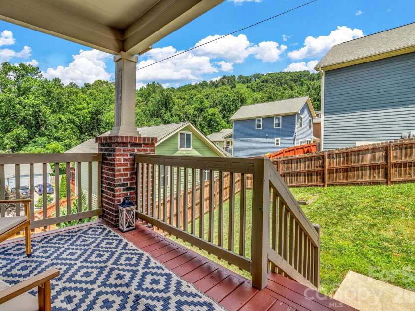 18 Byrdcliffe Lane, Asheville, NC 28805.  MLS# CAR4398976, YatesRealty ID 35744. Fenced yard