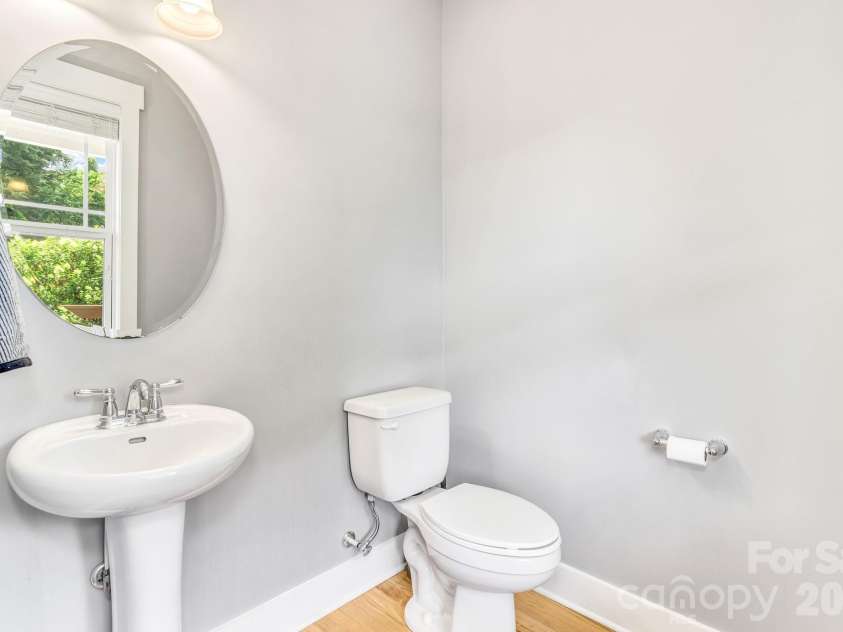 18 Byrdcliffe Lane, Asheville, NC 28805.  MLS# CAR4398976, YatesRealty ID 35744. Half bath on main