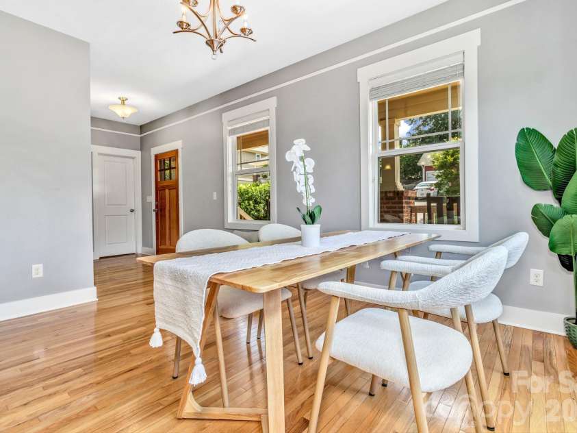 18 Byrdcliffe Lane, Asheville, NC 28805.  MLS# CAR4398976, YatesRealty ID 35744. High ceilings