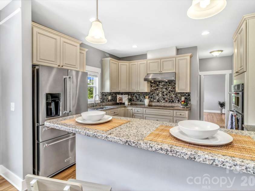18 Byrdcliffe Lane, Asheville, NC 28805.  MLS# CAR4398976, YatesRealty ID 35744. KitchenAid appliances