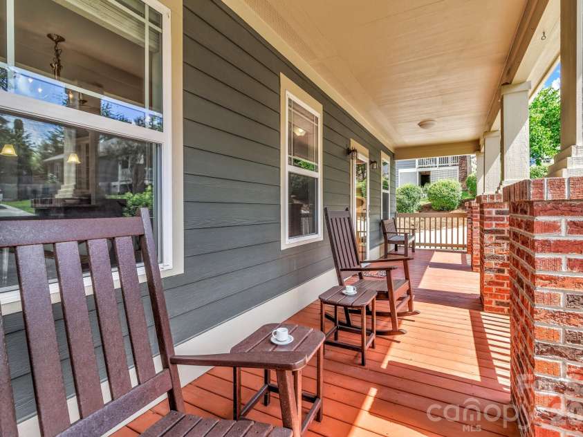 18 Byrdcliffe Lane, Asheville, NC 28805.  MLS# CAR4398976, YatesRealty ID 35744. Large porch