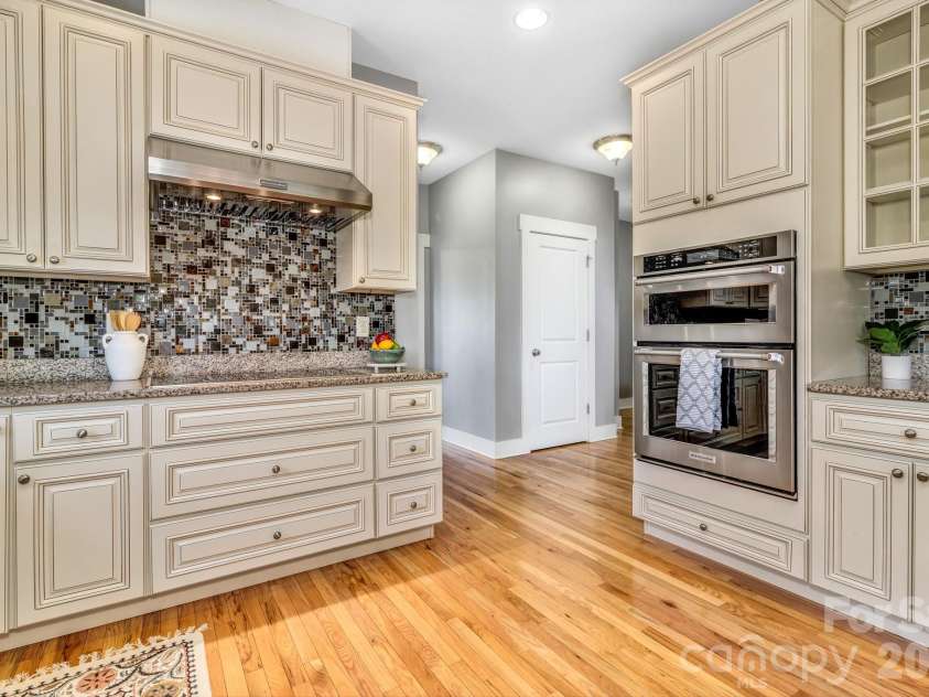 18 Byrdcliffe Lane, Asheville, NC 28805.  MLS# CAR4398976, YatesRealty ID 35744. Luxury cabinets