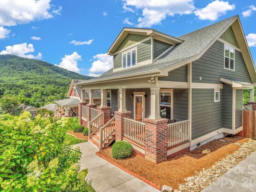 18 Byrdcliffe Lane, Asheville, NC 28805.  MLS# CAR4398976, YatesRealty ID 35744. Mountain views