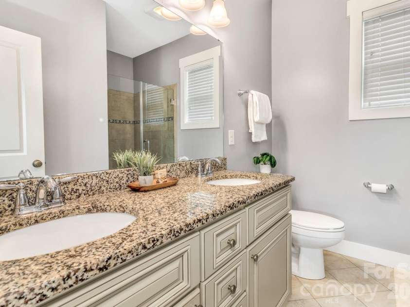18 Byrdcliffe Lane, Asheville, NC 28805.  MLS# CAR4398976, YatesRealty ID 35744. Primary bathroo9m