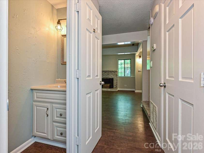 9111 Sharonbrook Drive, Charlotte, NC 28210.  MLS# CAR4401019, YatesRealty ID 35752. 