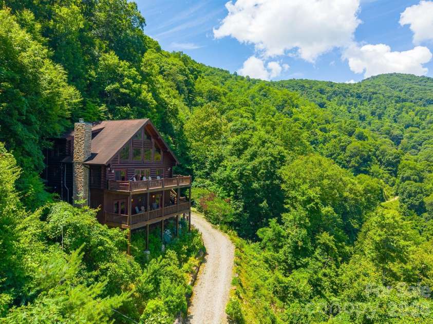 92 Falcons Peak Lane, Whittier, NC 28789.  MLS# CAR4401062, YatesRealty ID 35755. 