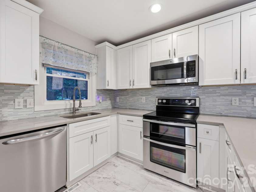 4116 Tipperary Place, Charlotte, NC 28215.  MLS# CAR4398793, YatesRealty ID 35759. 