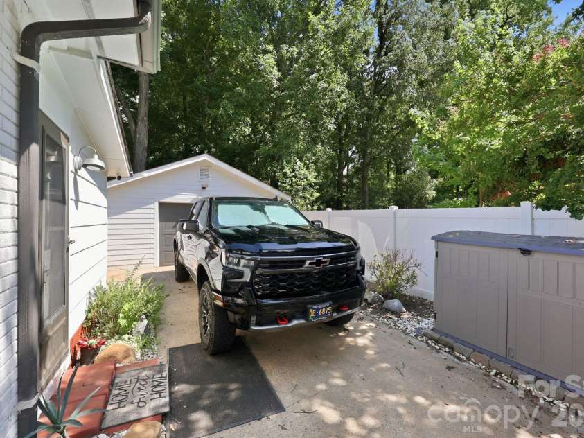 4116 Tipperary Place, Charlotte, NC 28215.  MLS# CAR4398793, YatesRealty ID 35759. 