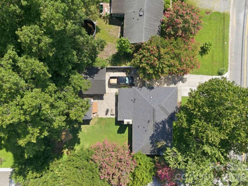 4116 Tipperary Place, Charlotte, NC 28215.  MLS# CAR4398793, YatesRealty ID 35759. Spacious lot