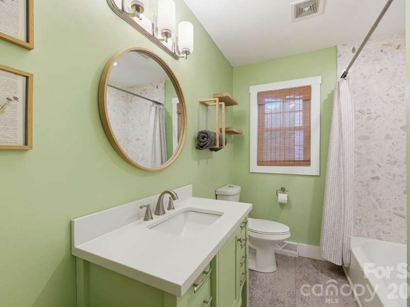 4116 Tipperary Place, Charlotte, NC 28215.  MLS# CAR4398793, YatesRealty ID 35759. Updated bath