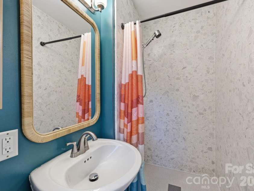 4116 Tipperary Place, Charlotte, NC 28215.  MLS# CAR4398793, YatesRealty ID 35759. Updated Primary Bath