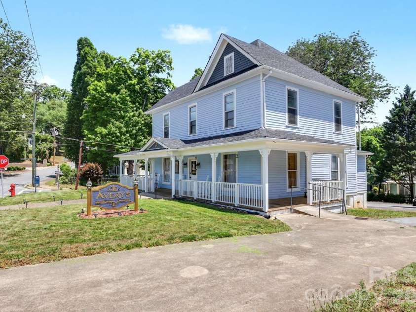 601 College Avenue, Lenoir, NC 28645.  MLS# CAR4402151, YatesRealty ID 35762. 