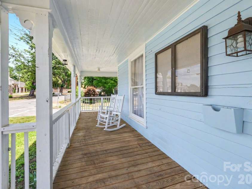 601 College Avenue, Lenoir, NC 28645.  MLS# CAR4402151, YatesRealty ID 35762. 