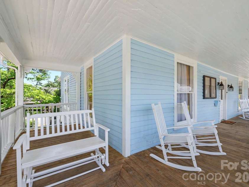 601 College Avenue, Lenoir, NC 28645.  MLS# CAR4402151, YatesRealty ID 35762. 
